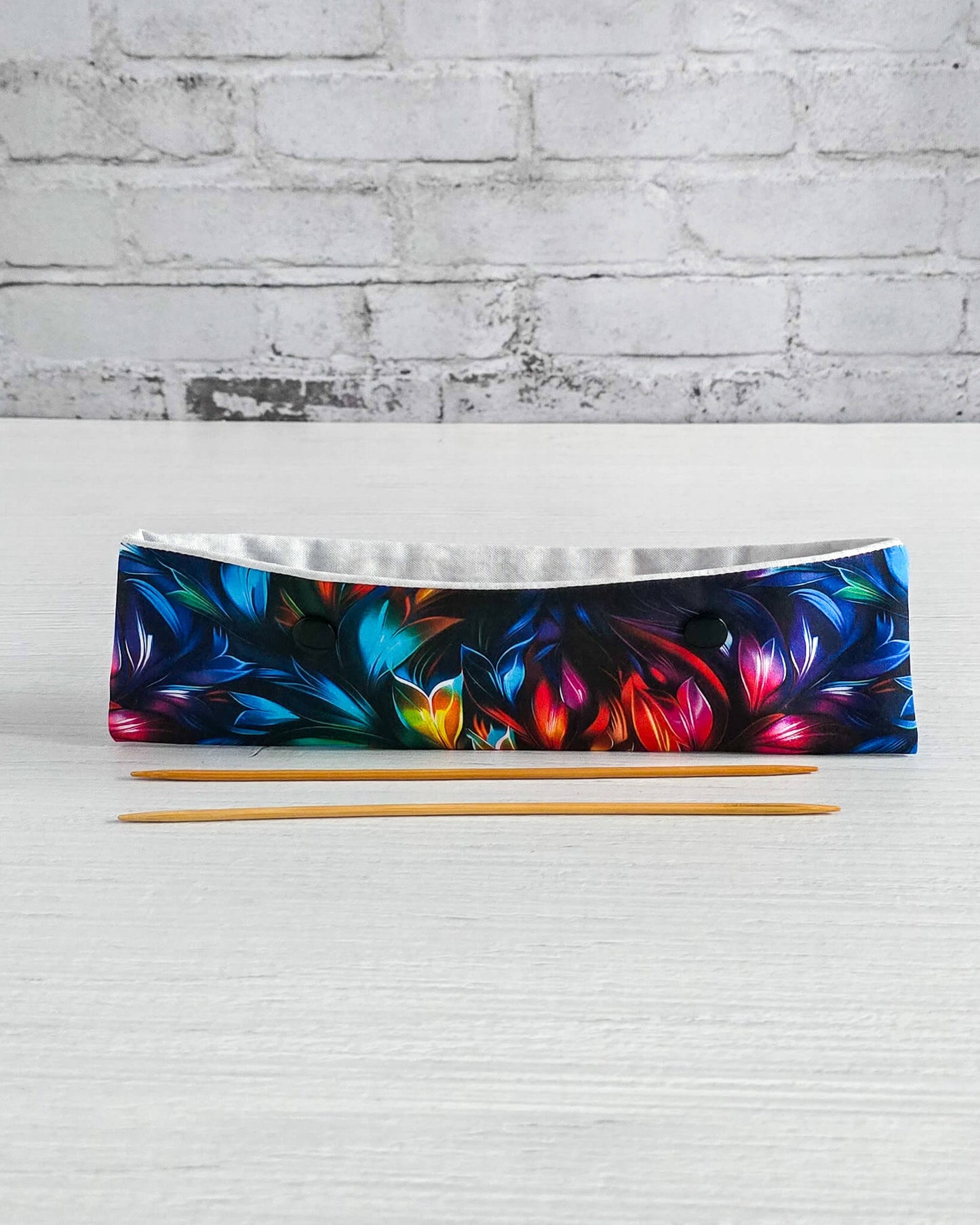 Nadelgarage 20 cm mit buntem Federdesign auf dunklem Stoff - handgenäht in Bayern von Nadelmikado