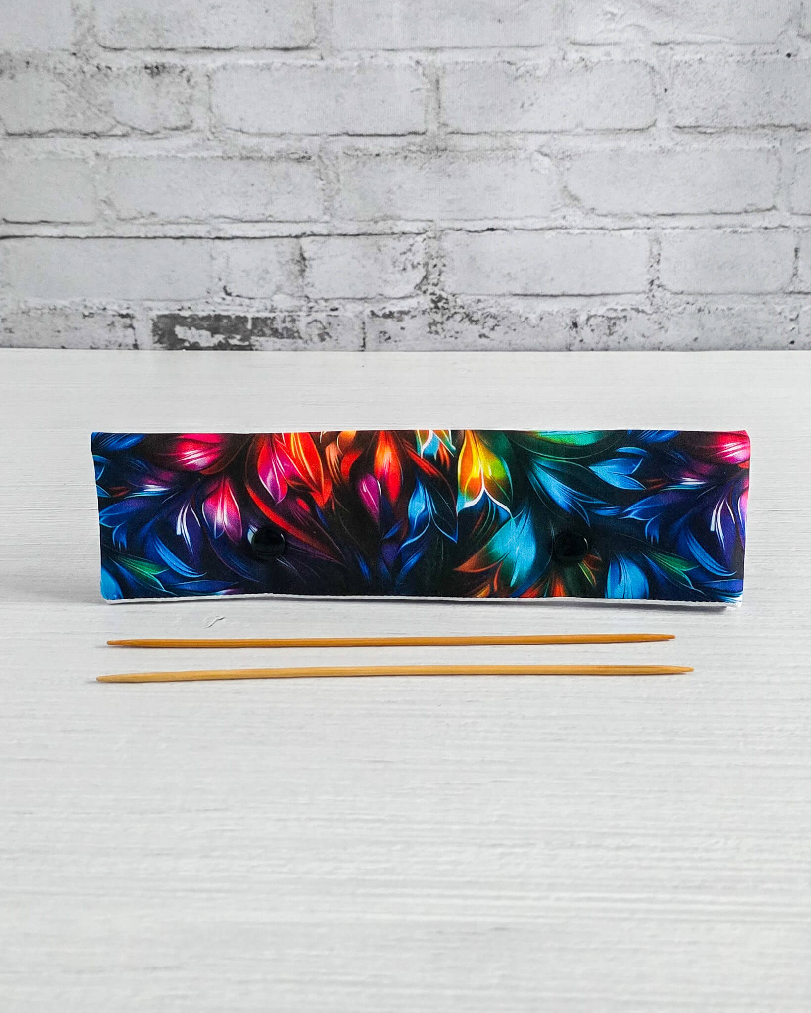 Nadelgarage 20 cm mit buntem Federdesign auf dunklem Stoff - handgenäht in Bayern von Nadelmikado