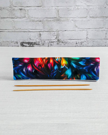 Nadelgarage 20 cm mit buntem Federdesign auf dunklem Stoff - handgenäht in Bayern von Nadelmikado