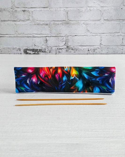 Nadelgarage 20 cm mit buntem Federdesign auf dunklem Stoff - handgenäht in Bayern von Nadelmikado