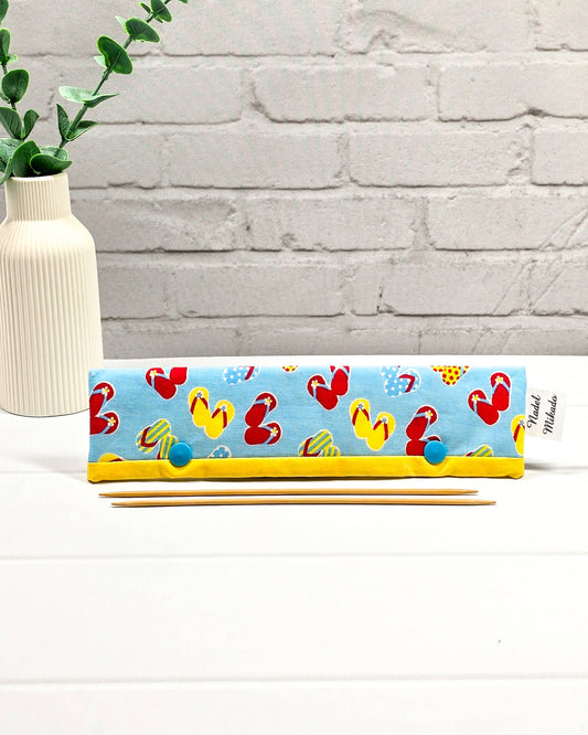 Nadelgarage für 20 cm Nadelspiele mit bunten Flip-Flop-Motiven auf hellblauem Stoff und blauen Druckknöpfen - handgenäht in Bayern von Nadelmikado