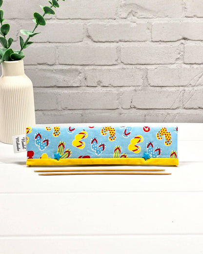 Nadelgarage für 20 cm Nadelspiele mit bunten Flip-Flop-Motiven auf hellblauem Stoff und blauen Druckknöpfen - handgenäht in Bayern von Nadelmikado