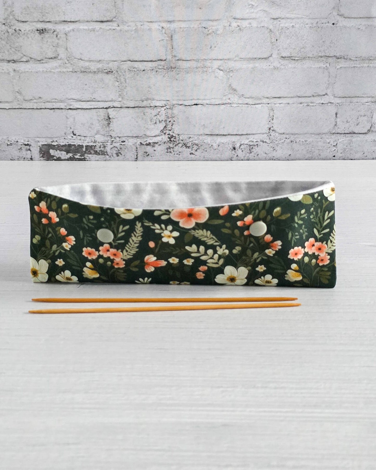 Nadelgarage 20 cm mit floralen Blüten auf grünem Grund - handgenäht in Bayern von Nadelmikado