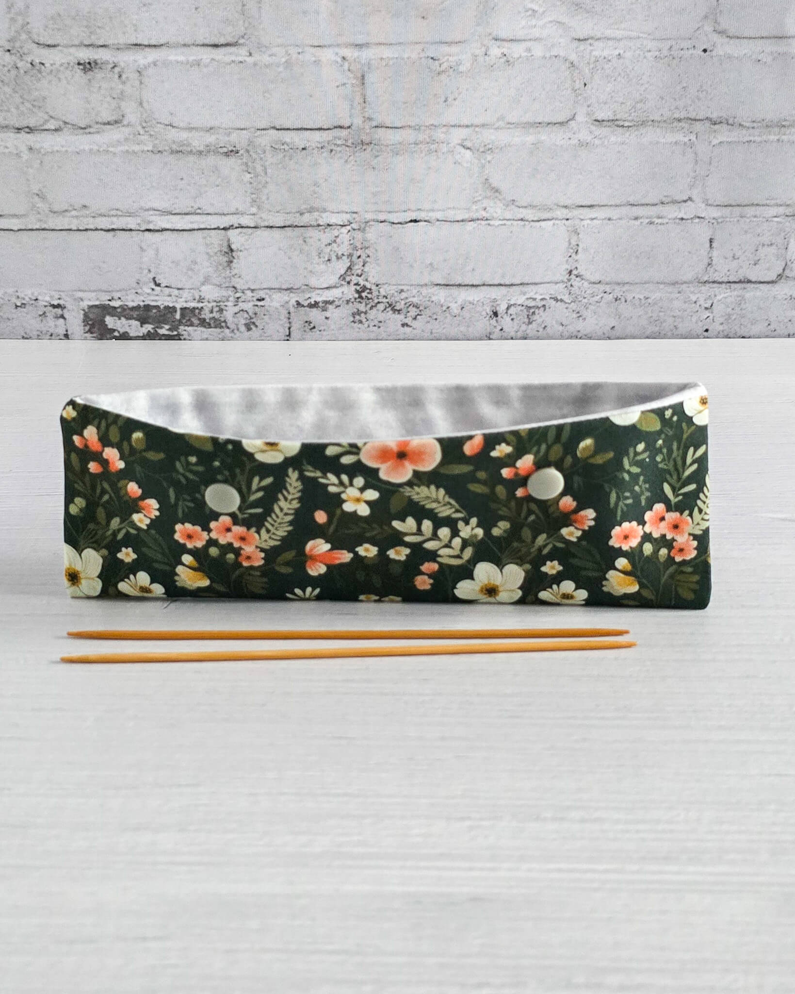 Nadelgarage 20 cm mit floralen Blüten auf grünem Grund - handgenäht in Bayern von Nadelmikado