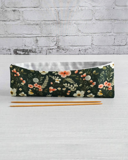 Nadelgarage 20 cm mit floralen Blüten auf grünem Grund - handgenäht in Bayern von Nadelmikado