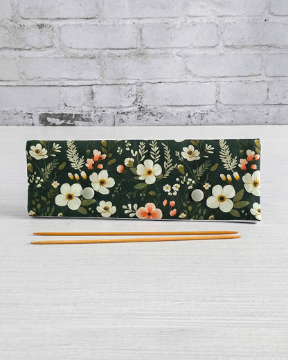 Nadelgarage 20 cm mit floralen Blüten auf grünem Grund - handgenäht in Bayern von Nadelmikado