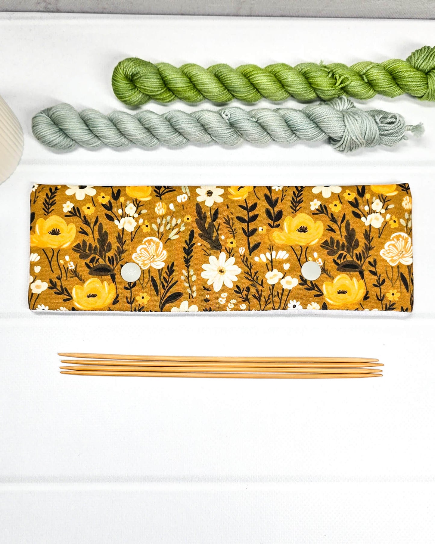 Nadelgarage 20 cm mit floralem Blütenmotiv in Ocker - handgenäht in Bayern von Nadelmikado