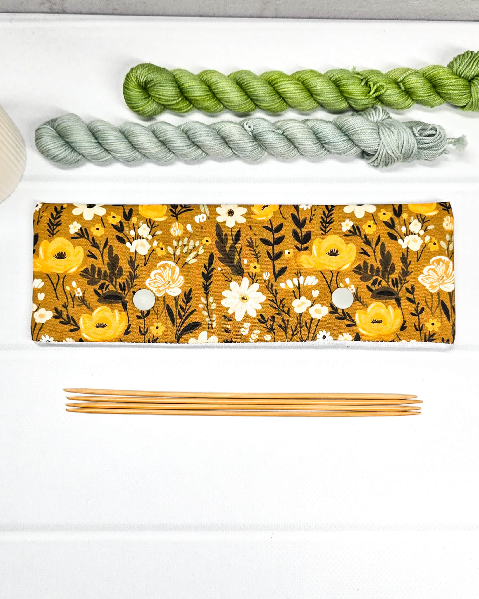 Nadelgarage 20 cm mit floralem Blütenmotiv in Ocker - handgenäht in Bayern von Nadelmikado