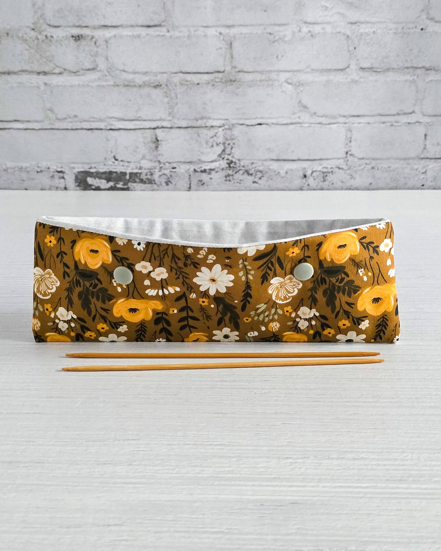 Nadelgarage 20 cm mit floralem Blütenmotiv in Ocker - handgenäht in Bayern von Nadelmikado