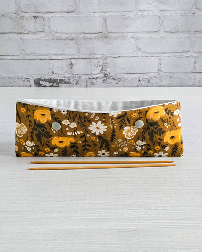 Nadelgarage 20 cm mit floralem Blütenmotiv in Ocker - handgenäht in Bayern von Nadelmikado