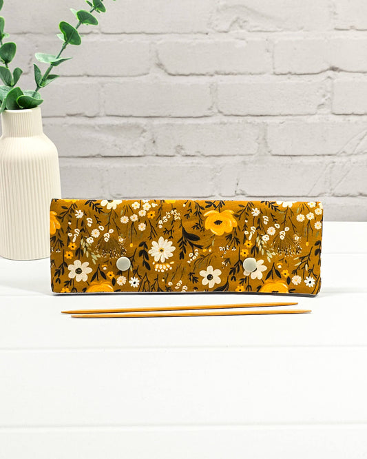 Nadelgarage 20 cm mit floralem Blütenmotiv in Ocker - handgenäht in Bayern von Nadelmikado