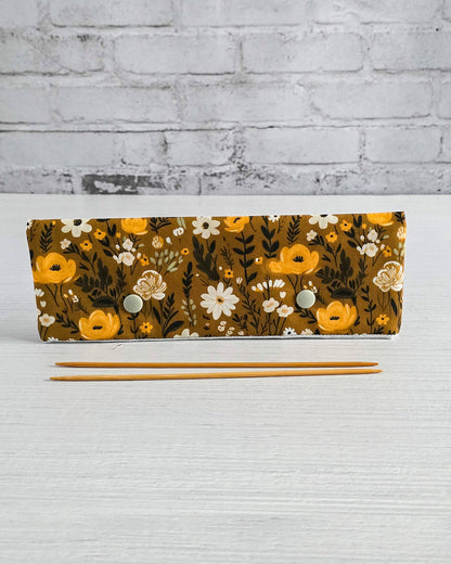 Nadelgarage 20 cm mit floralem Blütenmotiv in Ocker - handgenäht in Bayern von Nadelmikado