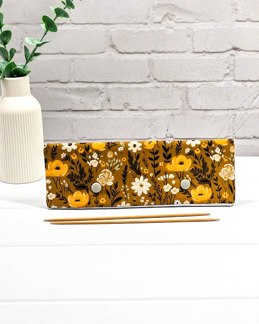 Nadelgarage 20 cm mit floralem Blütenmotiv in Ocker - handgenäht in Bayern von Nadelmikado