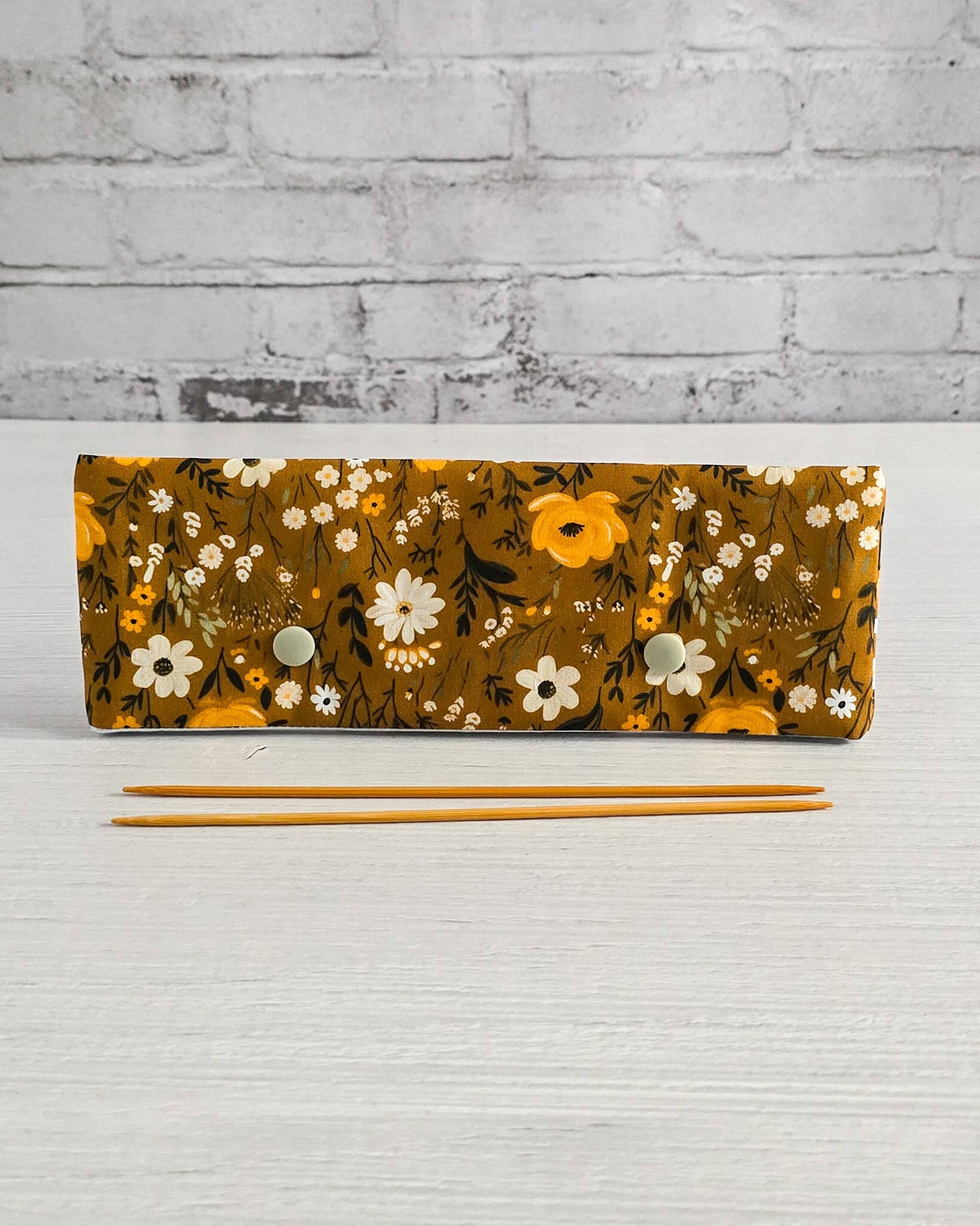 Nadelgarage 20 cm mit floralem Blütenmotiv in Ocker - handgenäht in Bayern von Nadelmikado