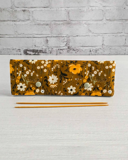 Nadelgarage 20 cm mit floralem Blütenmotiv in Ocker - handgenäht in Bayern von Nadelmikado