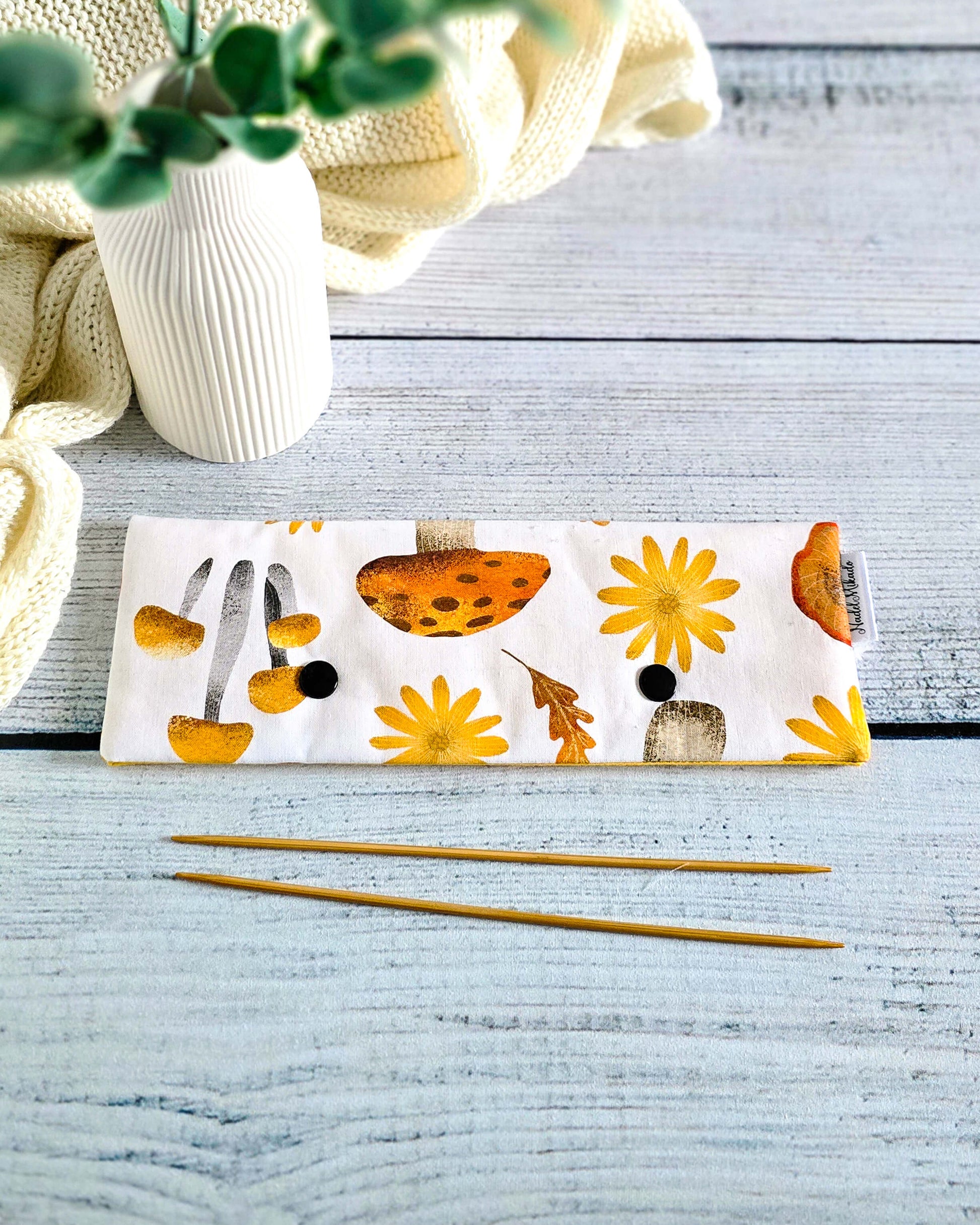Nadelgarage 20 cm Golden Mushrooms – Pilzmotiv in Gold- und Gelbtönen, handgemacht in Bayern von Nadelmikado