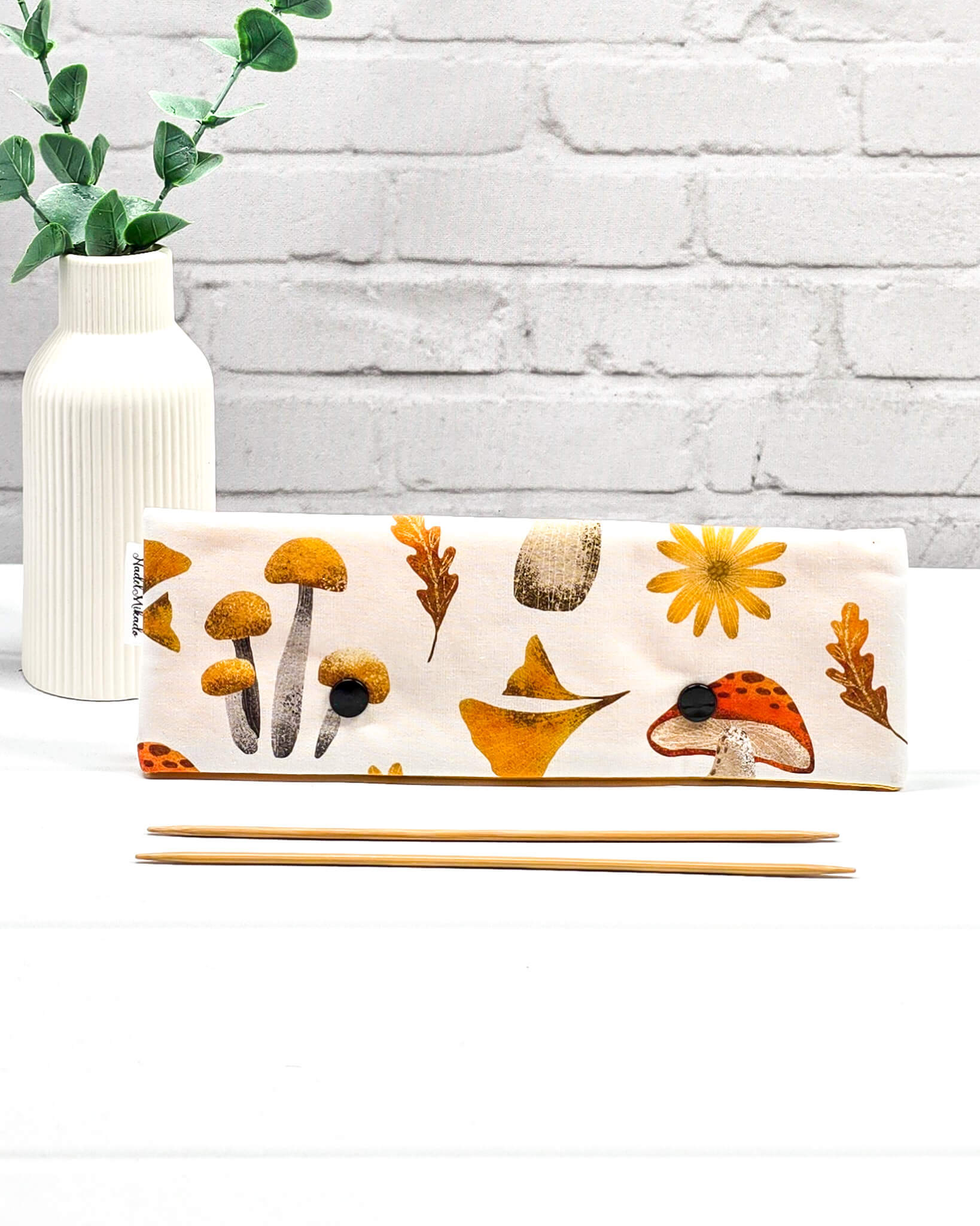 Nadelgarage 20 cm Golden Mushrooms – Pilzmotiv in Gold- und Gelbtönen, handgemacht in Bayern von Nadelmikado