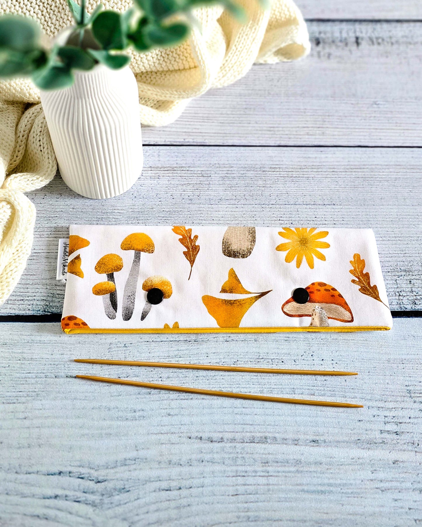 Nadelgarage 20 cm Golden Mushrooms – Pilzmotiv in Gold- und Gelbtönen, handgemacht in Bayern von Nadelmikado