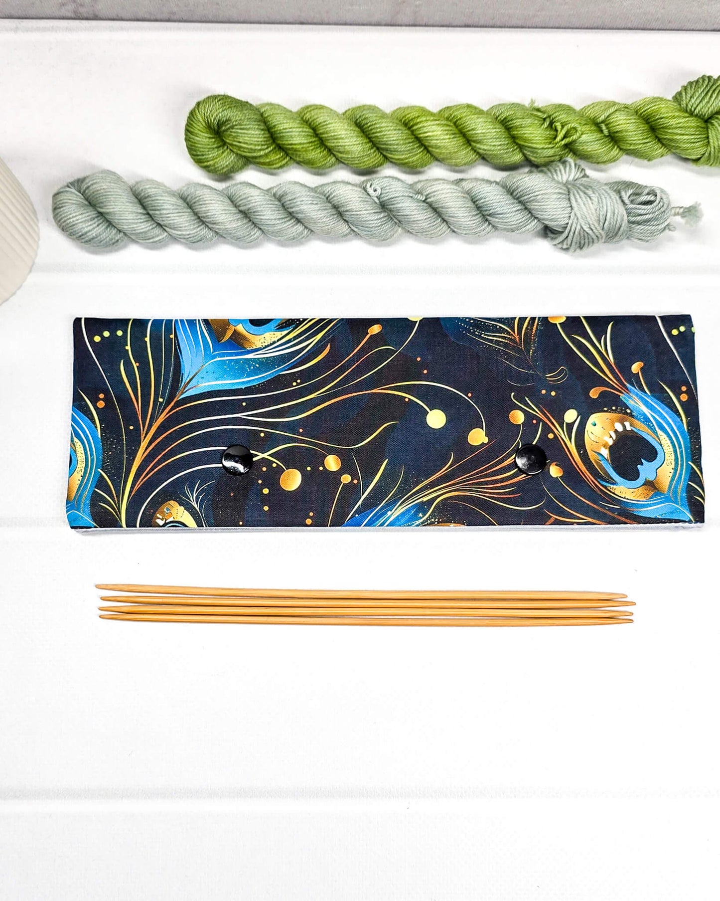 Nadelgarage 20 cm Pfauenfeder Muster blau gold Nadelmikado - handgenäht in Bayern