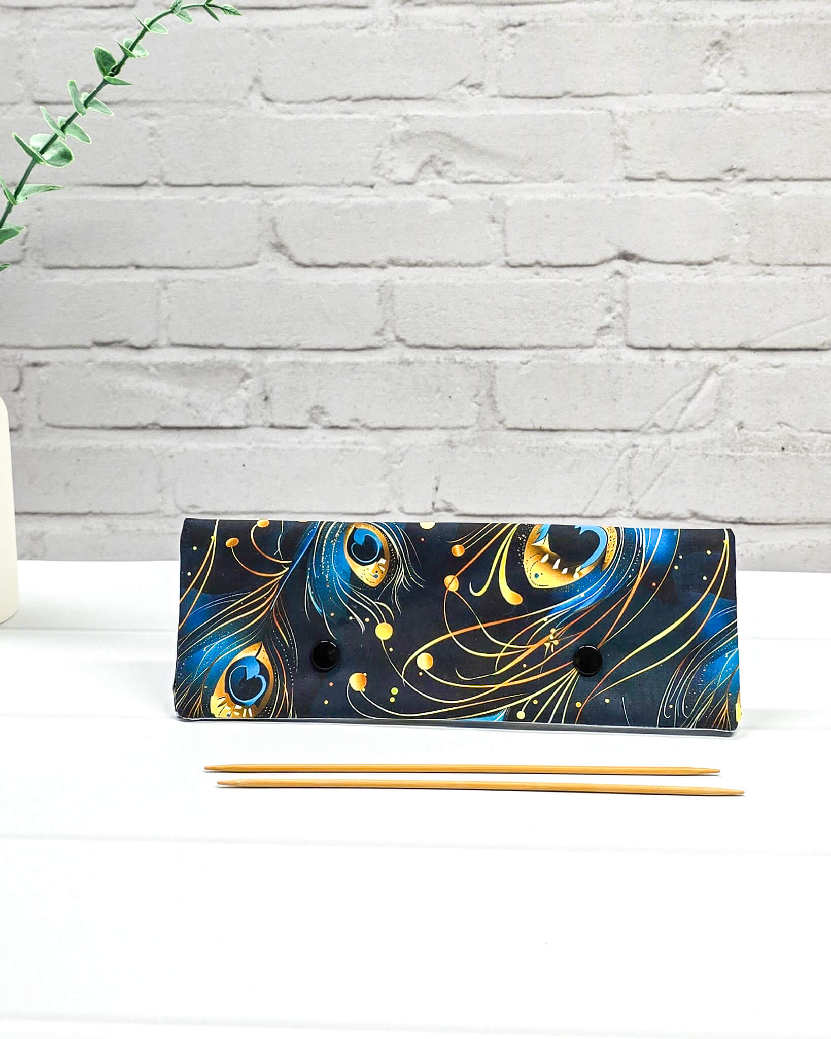 Nadelgarage 20 cm Pfauenfeder Muster blau gold Nadelmikado - handgenäht in Bayern