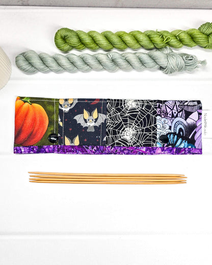 Nadelgarage für 20 cm Nadelspiele im Patchwork-Stil mit Halloween-Motiven wie schwarzen Katzen, Totenköpfen, Kürbissen und einem Vampirgnom-Design. Handgenäht in Bayern von Nadelmikado.