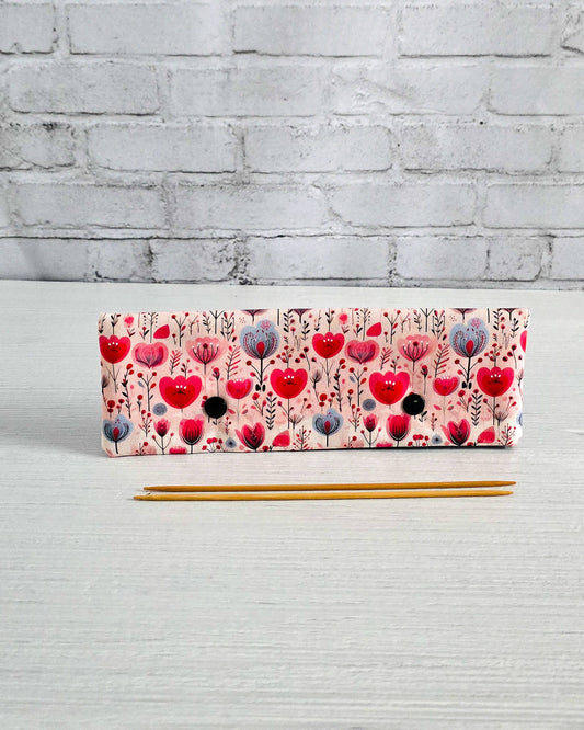 Nadelgarage Herzblumen – für 20cm Nadelspiele handgenäht in Bayern von Nadelmikado