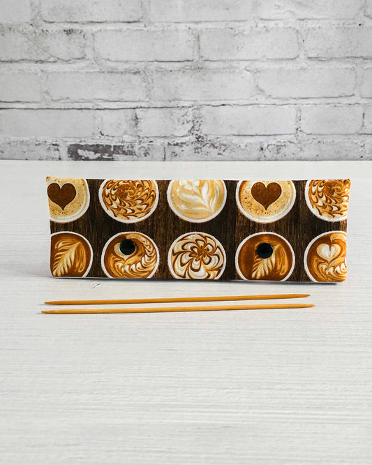 Nadelgarage für 20 cm Nadelspiele mit Kaffee-Design - handgenäht in Bayern von Nadelmikado