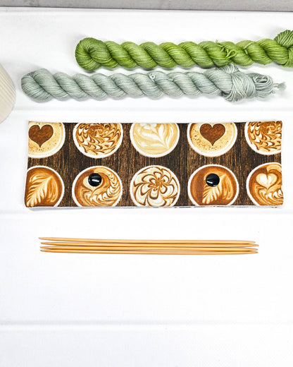 Nadelgarage für 20 cm Nadelspiele mit Kaffee-Design - handgenäht in Bayern von Nadelmikado