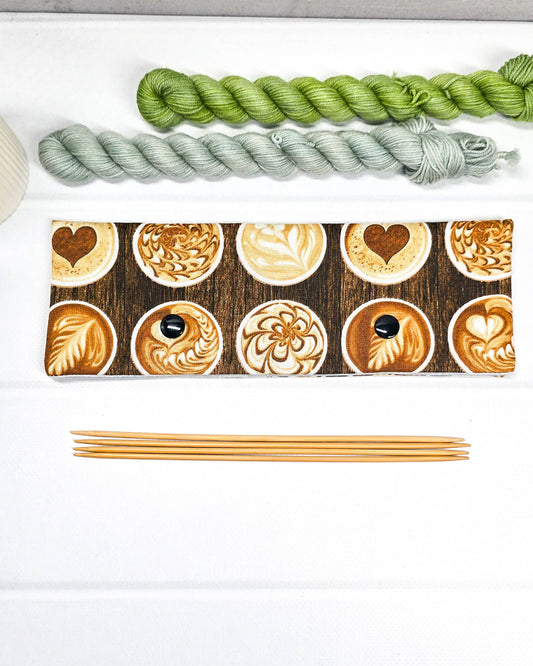 Nadelgarage für 20 cm Nadelspiele mit Kaffee-Design - handgenäht in Bayern von Nadelmikado