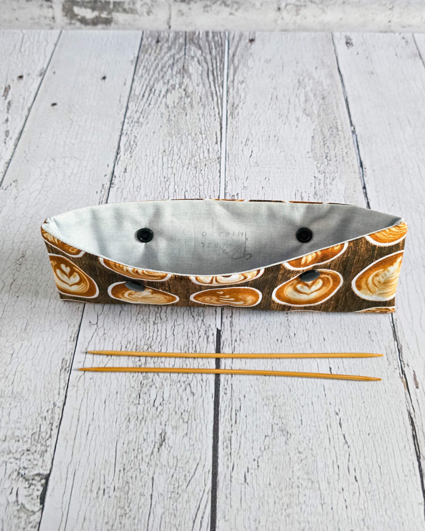 Nadelgarage für 20 cm Nadelspiele mit Kaffee-Design - handgenäht in Bayern von Nadelmikado