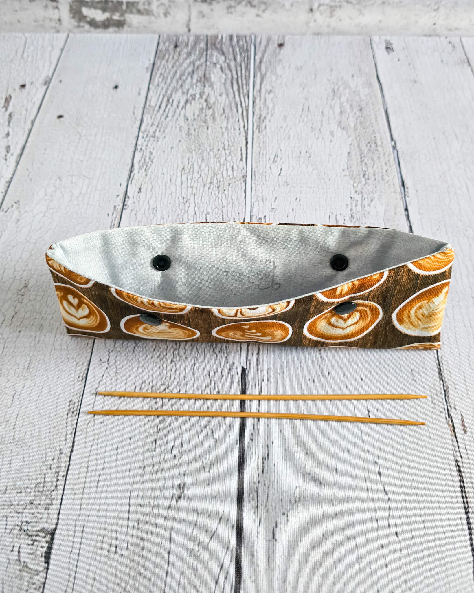 Nadelgarage für 20 cm Nadelspiele mit Kaffee-Design - handgenäht in Bayern von Nadelmikado