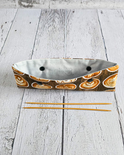 Nadelgarage für 20 cm Nadelspiele mit Kaffee-Design - handgenäht in Bayern von Nadelmikado