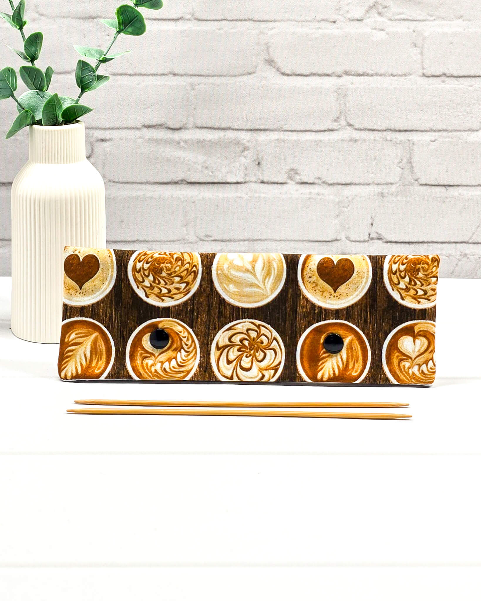 Nadelgarage für 20 cm Nadelspiele mit Kaffee-Design - handgenäht in Bayern von Nadelmikado