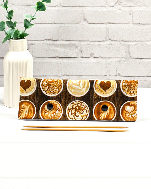 Nadelgarage für 20 cm Nadelspiele mit Kaffee-Design - handgenäht in Bayern von Nadelmikado