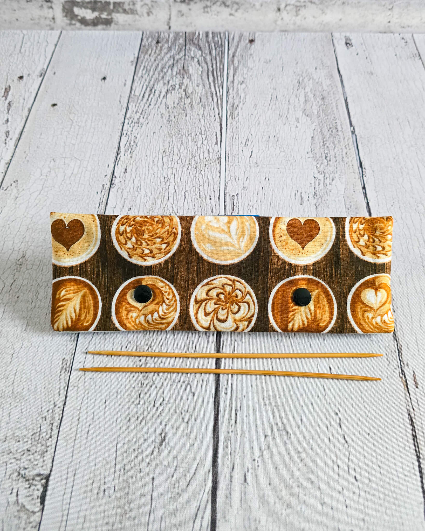 Nadelgarage für 20 cm Nadelspiele mit Kaffee-Design - handgenäht in Bayern von Nadelmikado