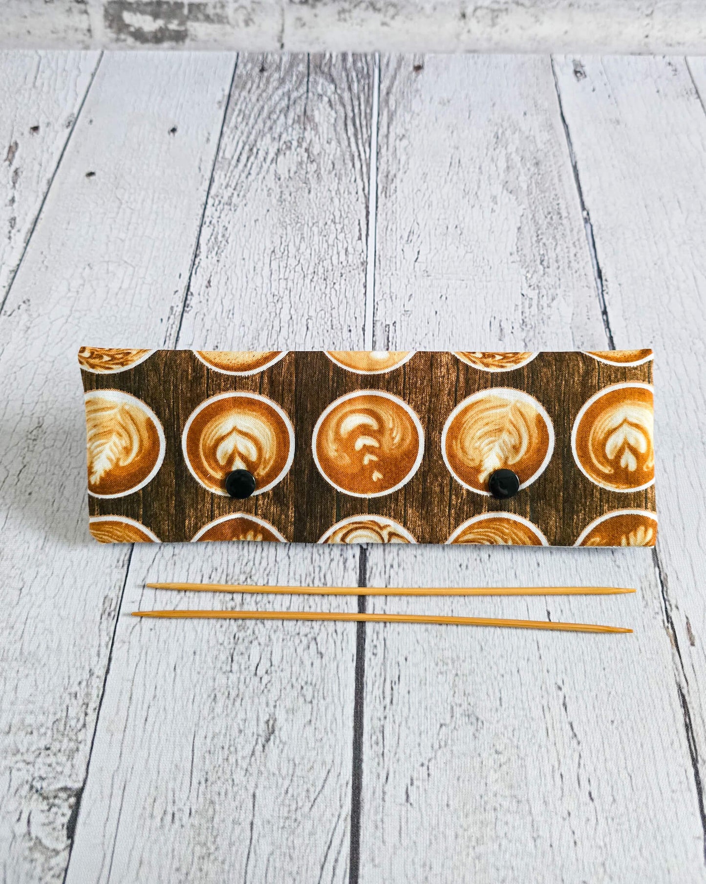 Nadelgarage für 20 cm Nadelspiele mit Kaffee-Design - handgenäht in Bayern von Nadelmikado