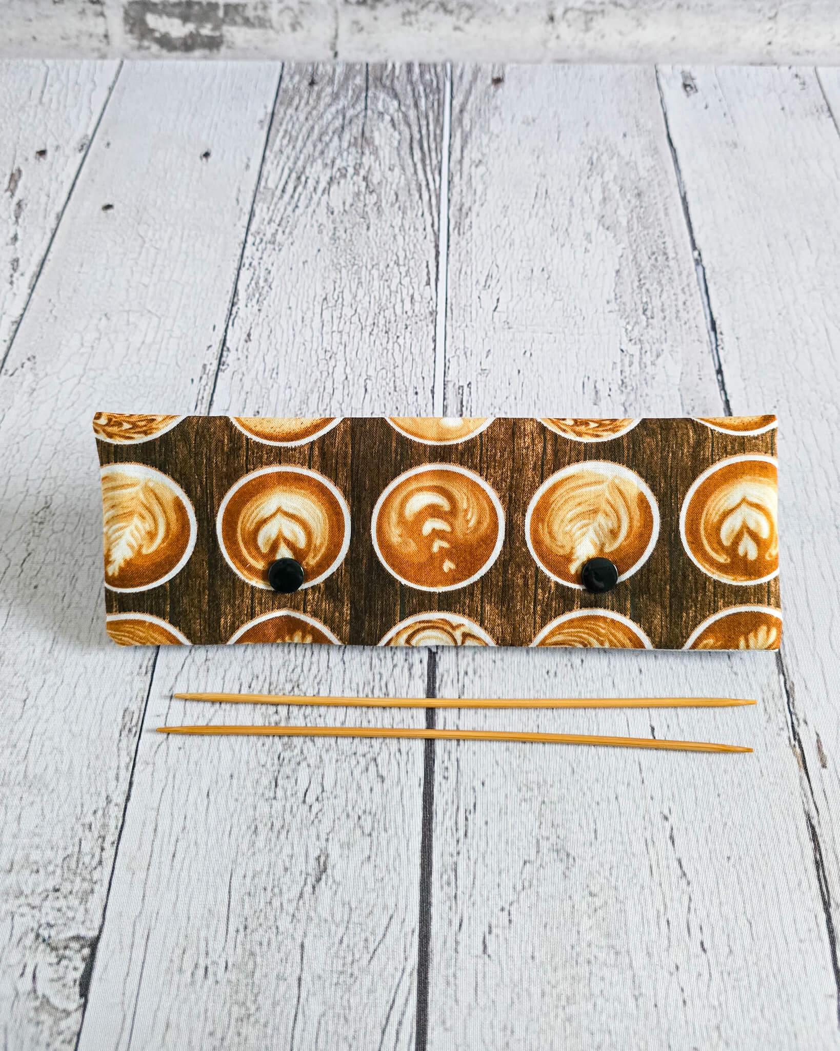 Nadelgarage für 20 cm Nadelspiele mit Kaffee-Design - handgenäht in Bayern von Nadelmikado