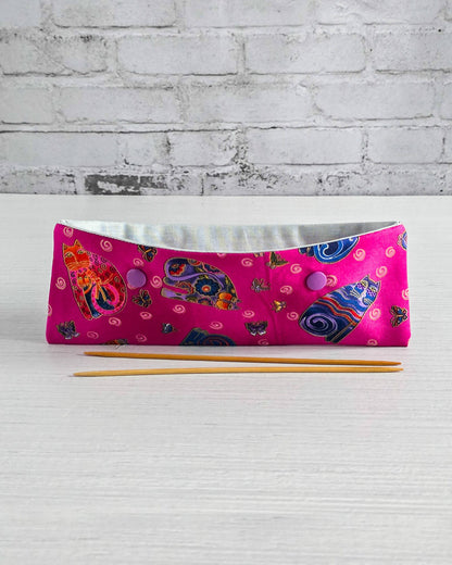 Nadelgarage 20 cm mit bunten Katzenmotiven auf pinkem Stoff - handgenäht in Bayern von Nadelmikado