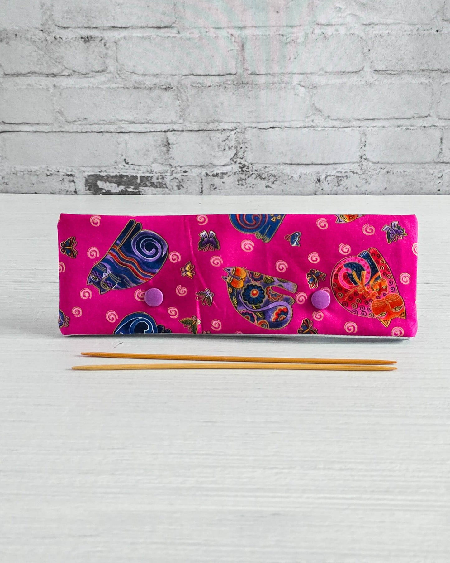 Nadelgarage 20 cm mit bunten Katzenmotiven auf pinkem Stoff - handgenäht in Bayern von Nadelmikado