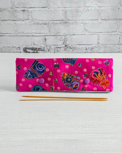 Nadelgarage 20 cm mit bunten Katzenmotiven auf pinkem Stoff - handgenäht in Bayern von Nadelmikado