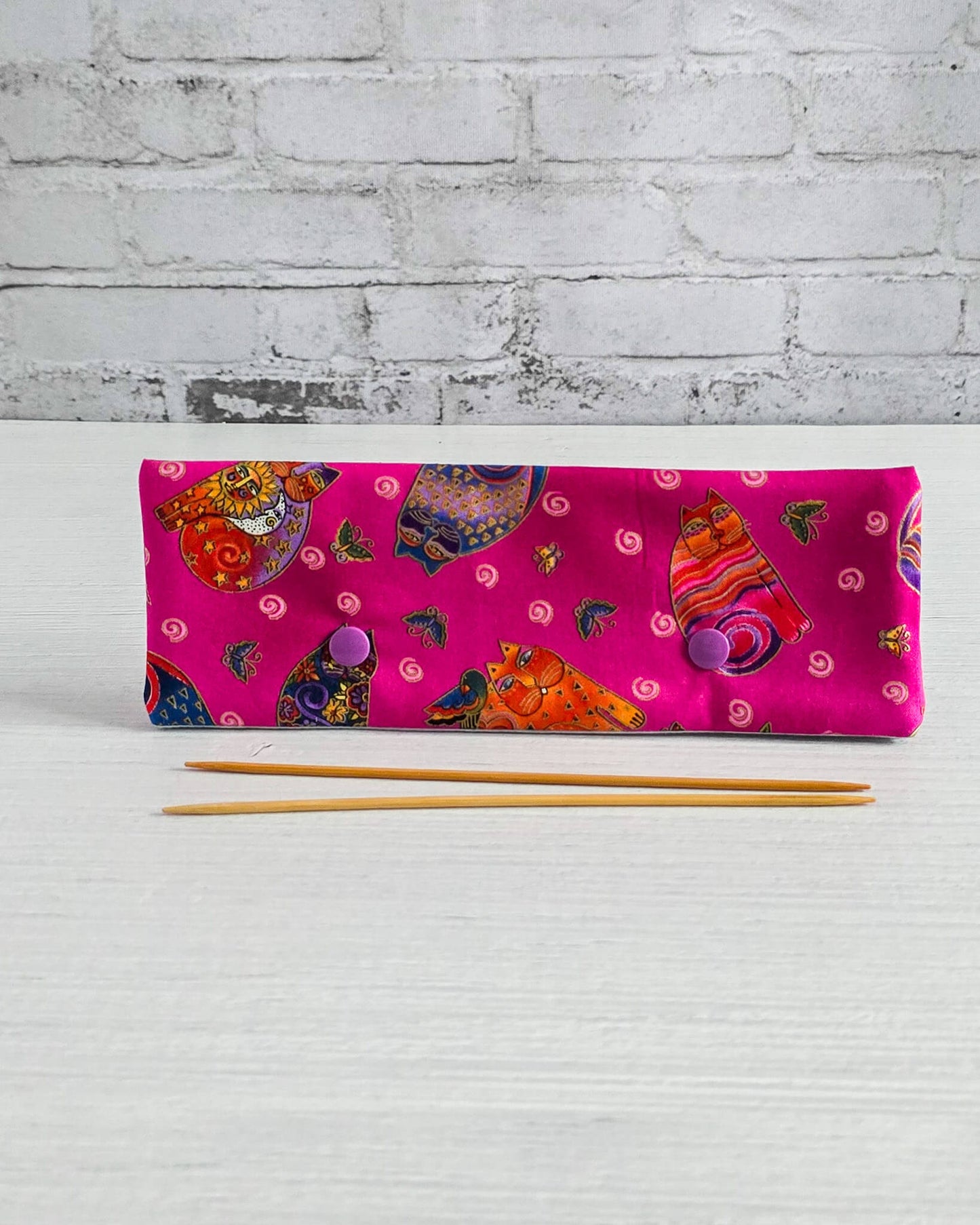 Nadelgarage 20 cm mit bunten Katzenmotiven auf pinkem Stoff - handgenäht in Bayern von Nadelmikado