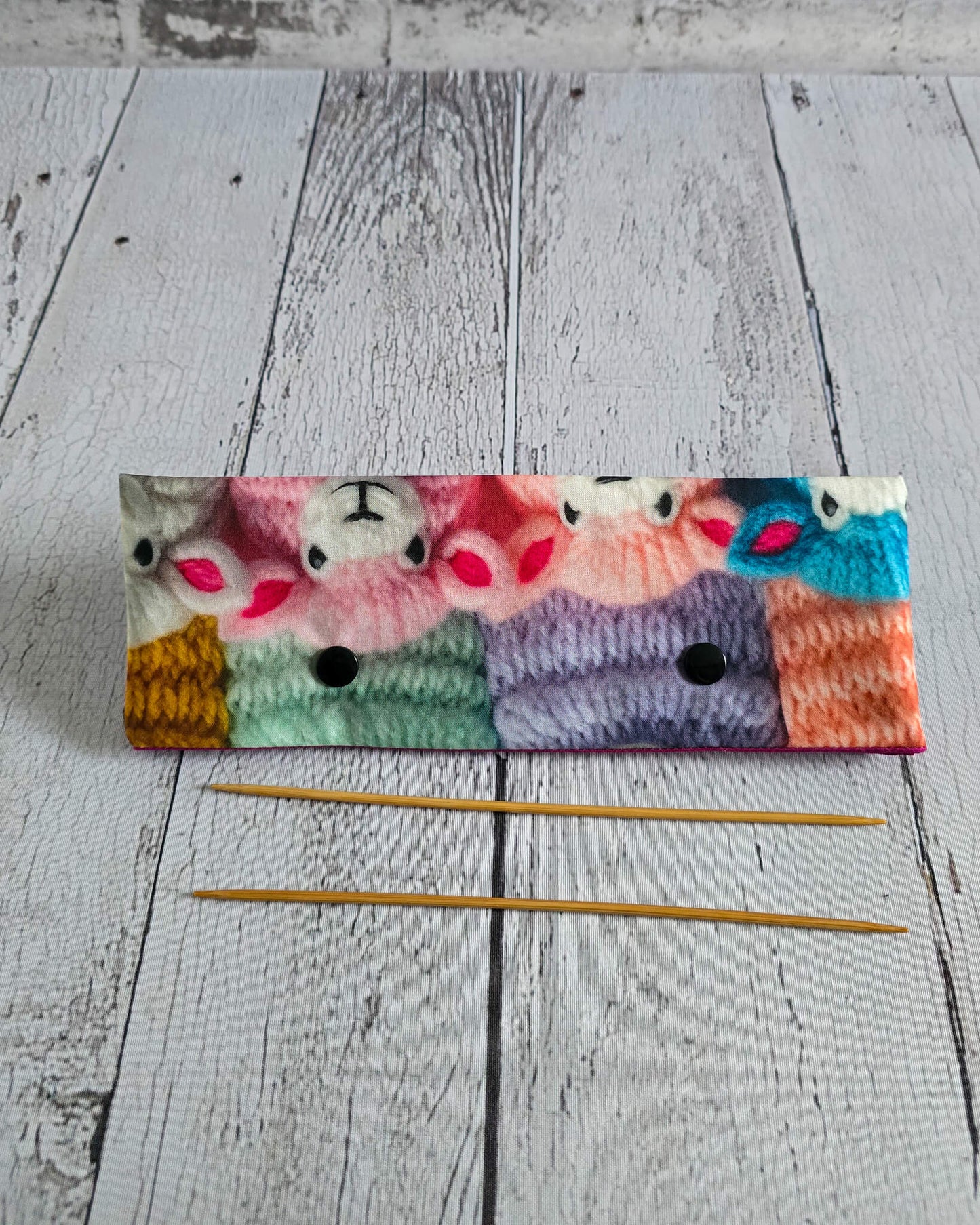 Nadelgarage 20 cm mit gestricktem Schafmotiv - handgenäht in Bayern von Nadelmikado