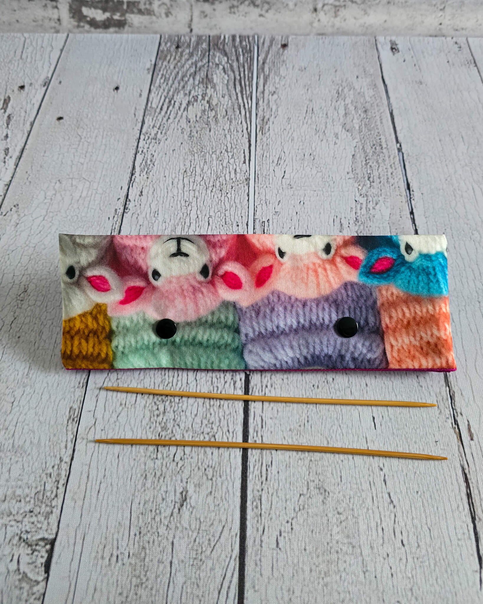 Nadelgarage 20 cm mit gestricktem Schafmotiv - handgenäht in Bayern von Nadelmikado