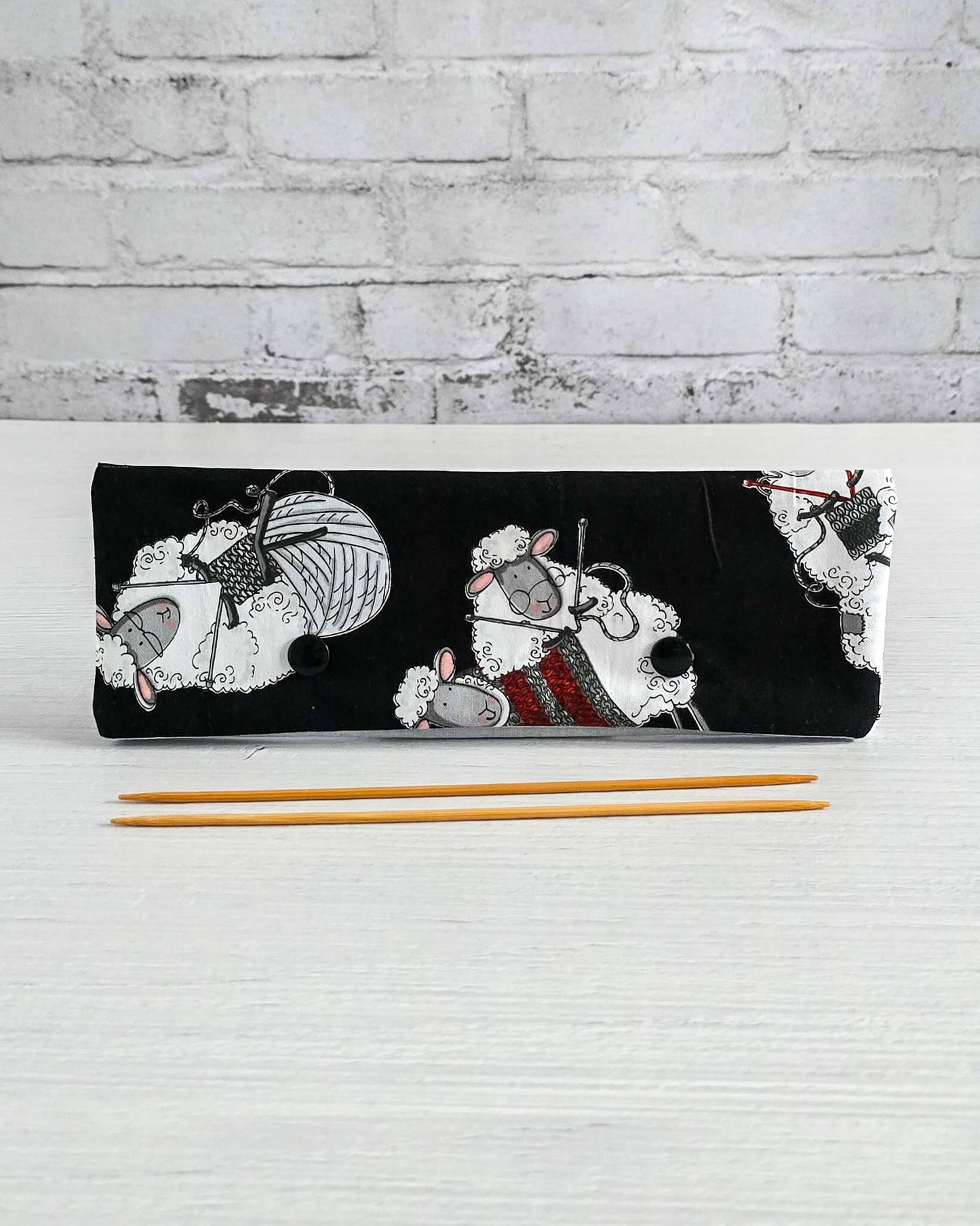 Nadelgarage 20 cm mit strickenden Schafen auf schwarzem Stoff - handgenäht in Bayern von Nadelmikado