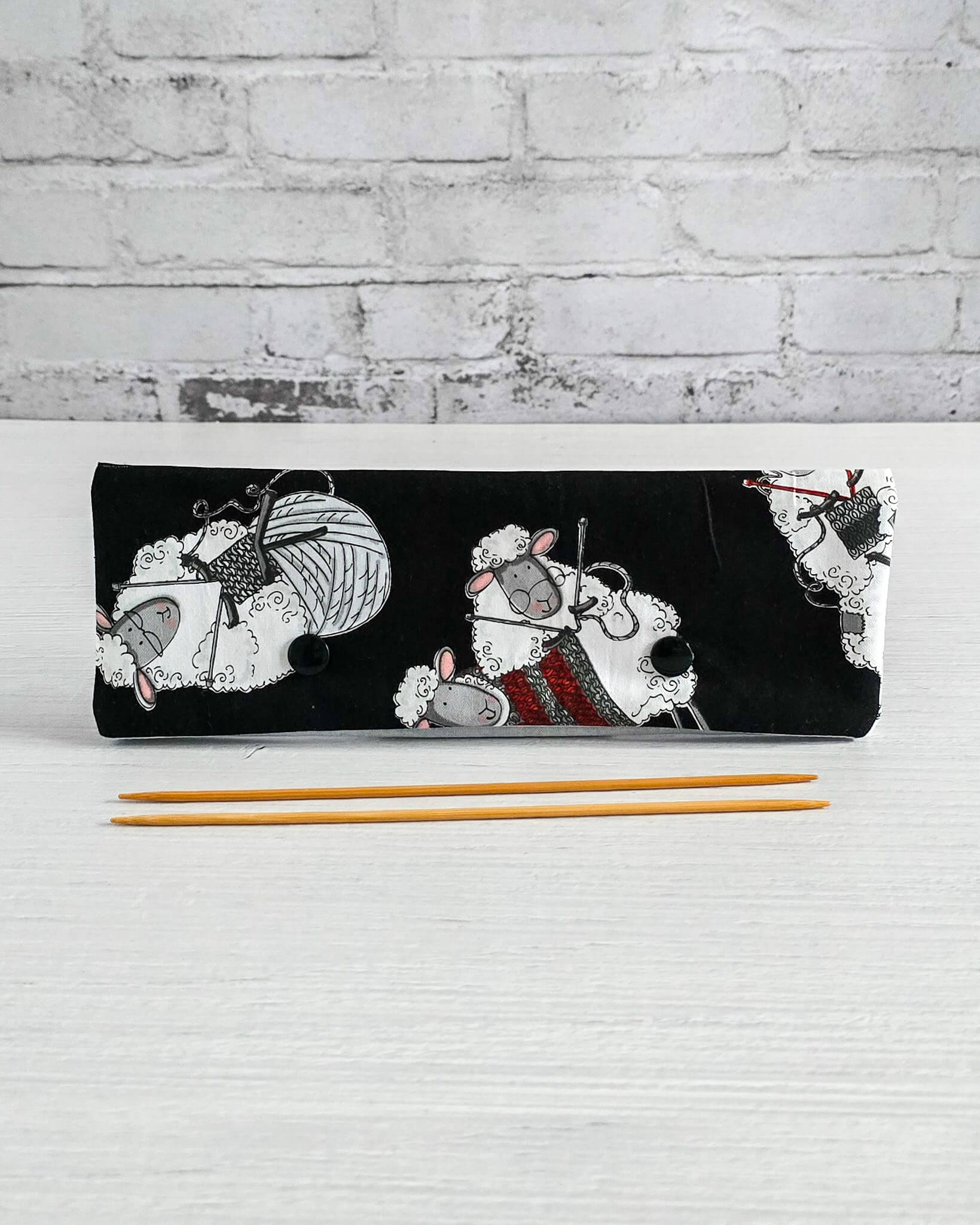 Nadelgarage 20 cm mit strickenden Schafen auf schwarzem Stoff - handgenäht in Bayern von Nadelmikado