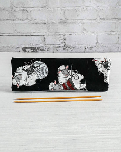 Nadelgarage 20 cm mit strickenden Schafen auf schwarzem Stoff - handgenäht in Bayern von Nadelmikado