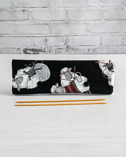 Nadelgarage 20 cm mit strickenden Schafen auf schwarzem Stoff - handgenäht in Bayern von Nadelmikado