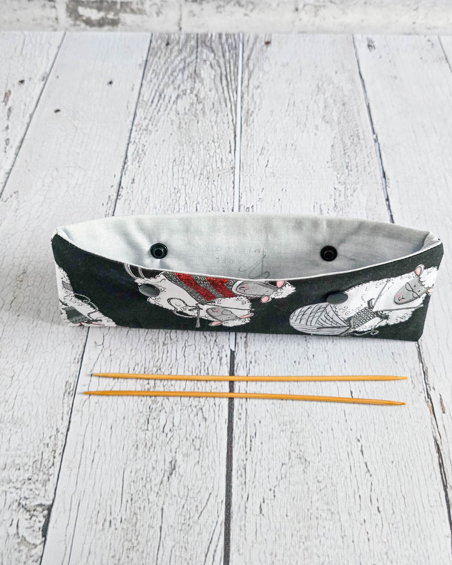 Nadelgarage 20 cm mit strickenden Schafen auf schwarzem Stoff - handgenäht in Bayern von Nadelmikado