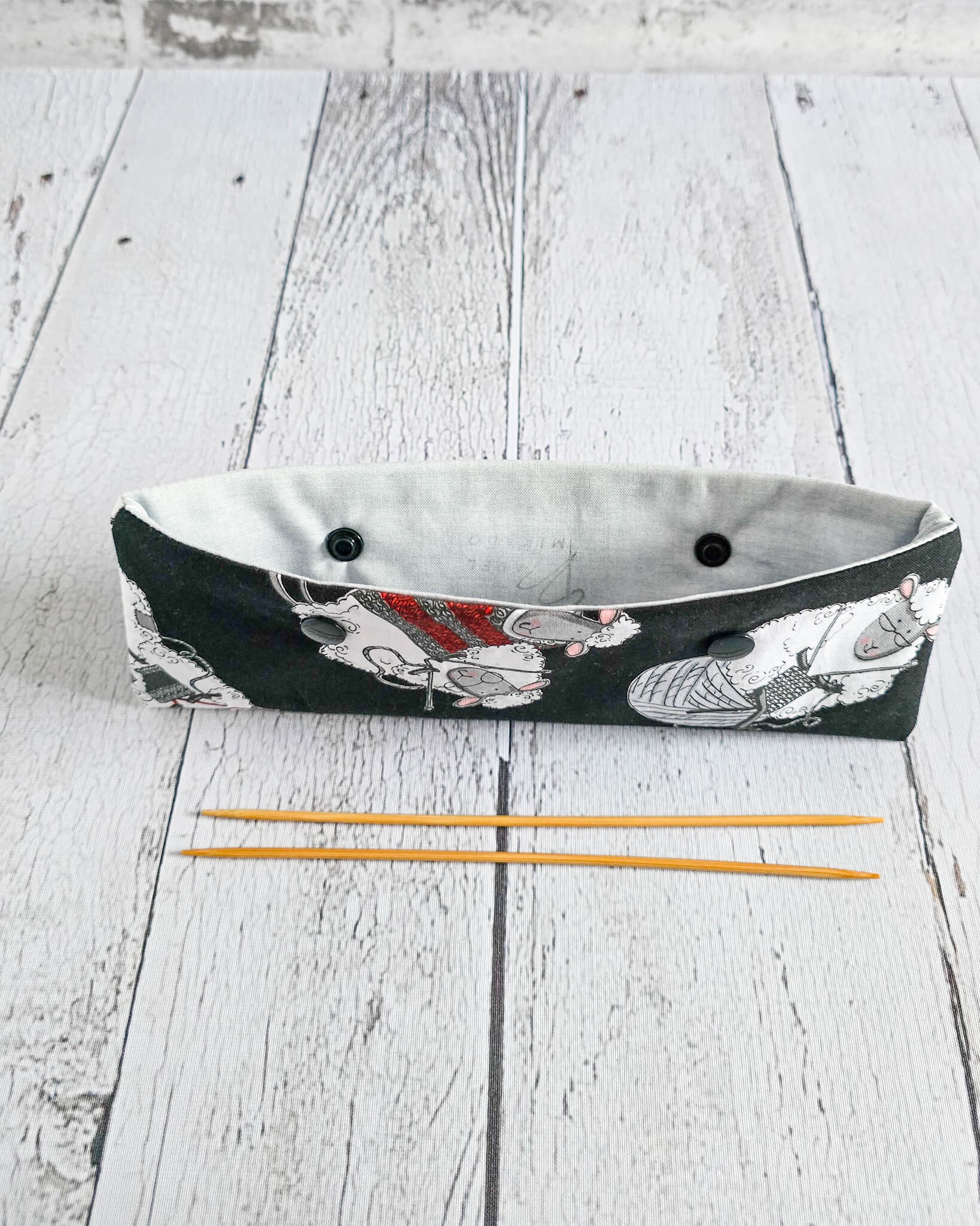 Nadelgarage 20 cm mit strickenden Schafen auf schwarzem Stoff - handgenäht in Bayern von Nadelmikado