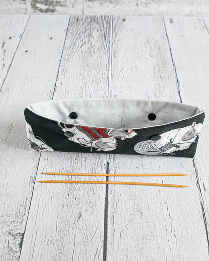 Nadelgarage 20 cm mit strickenden Schafen auf schwarzem Stoff - handgenäht in Bayern von Nadelmikado